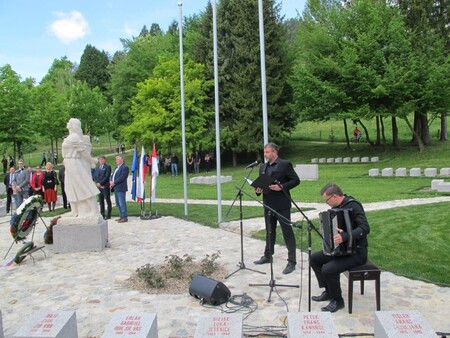 Slovesnost na grobišču talcev